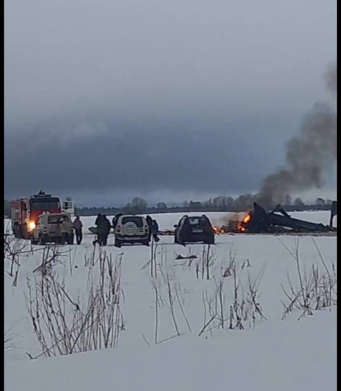 В Ленобласти упал военный вертолет. Погибли два человека.  По данным «Базы», авиакатастрофа произошла в Волосовском районе, вертолет упал в поле. Причины падения пока неизвестны.  UPD: Как сообщает Минобороны, при выполнении учебно-тренировочного полета упал Ми-28.     Подписывайтесь, это Baza