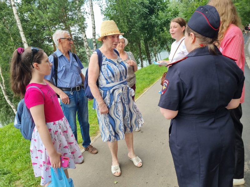 Сотрудник полиции провела в зонах отдыха округа акцию «Безопасное лето» Профилактические беседы с родителями и детьми провела в рамках акции «Безопасное лето» сотрудник Отделения по делам несовершеннолетних УМВД России по городскому округу Красногорск. Мероприятие было нацелено на привлечение внимания взрослых жителей муниципалитета к необходимости соблюдения правил безопасности на водоемах, а также на предотвращение детского травматизма в летний период. Красногорцам были разъяснены правила, которые следует соблюдать гражданам, отдыхающих на водных объектах. Представитель полиции акцентировала внимание на том, что необходимо избегать купания в незнакомых и необорудованных местах, нельзя заплывать за границы зоны купания и долго находиться в холодной воде, а во избежание солнечного удара нужно носить головной убор. Жителям округа также были вручены тематические памятки.