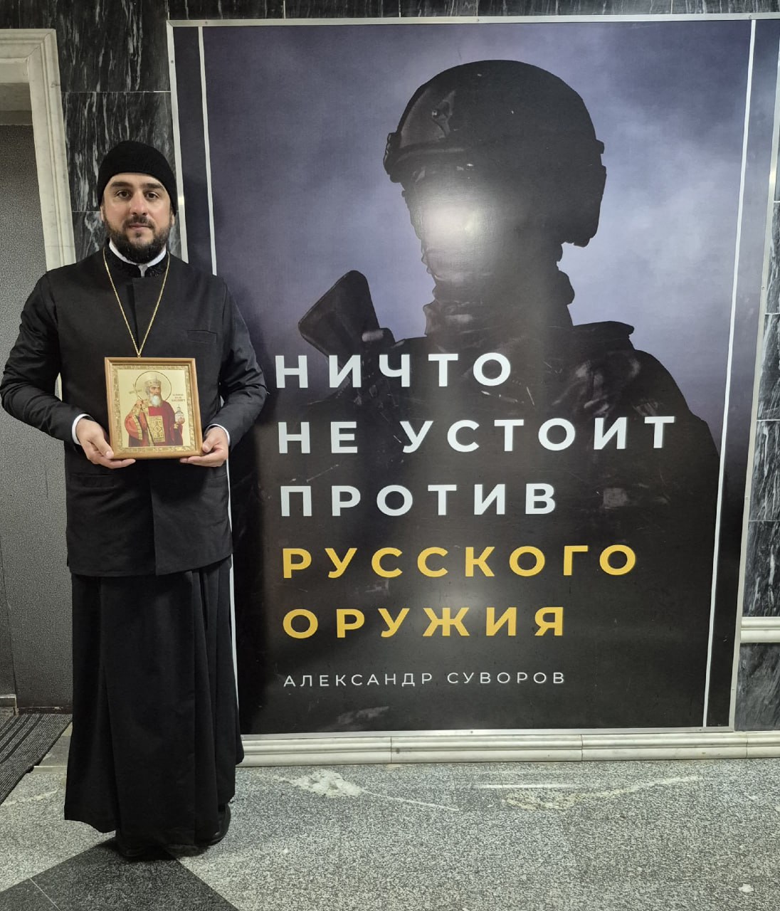 Священник Челябинской епархии побеседовал с сотрудниками спецотряда о значении Дня Крещения Руси  Иерей Иоанн Парфенов, настоятель храма Архистратига Михаила в поселке Томинский Сосновского района, встретился с сотрудниками специального отряда быстрого реагирования «Аркаим» Управления Росгвардии по Челябинской области.  Встреча была посвящена предстоящему празднованию Дня Крещения Руси и памяти равноапостольного князя Владимира. Отец Иоанн рассказал сотрудникам Росгвардии о значении этого исторического события для становления и развития российского государства.   «Равноапостольный князь Владимир считается небесным покровителем Росгвардии и под его заступничеством войска национальной гвардии Российской Федерации служат надежным щитом в борьбе с преступностью, обеспечивают безопасность государства и граждан», – отметил священнослужитель.  В завершение встречи священник подарил росгвардейцам икону святого князя Владимира.