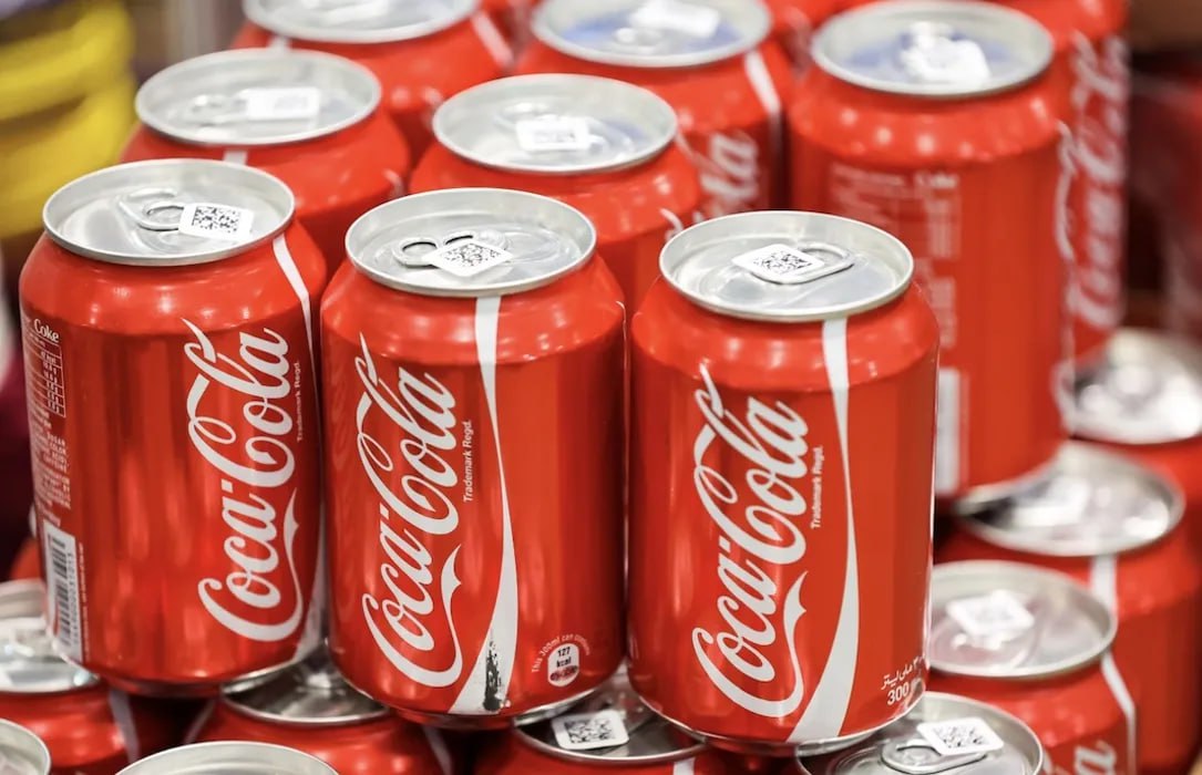 В Дании стали отказываться от Coca-Cola из-за ситуации вокруг Гренландии Датчане стали отказываться от Coca-Cola из-за планов Дональда Трампа присоединить Гренландию к США, а также ситуации с его тарифной политикой. Об этом со ссылкой на гендиректора ответственной за розлив напитка в Дании пивоваренной корпорации Carlsberg Якоба Орупа-Андерсена пишет Financial Times FT . По словам топ-менеджера, продажи Coca-Cola «немного снизились» в Дании на фоне «определенного уровня потребительского бойкота американских брендов». Сам он добавил, что считает эту газировку датской, поскольку товар производится внутри страны, но «уважает решение людей». FT также уточняет, что на фоне бойкота продажи местного аналога Coca-Cola под названием Jolly Cola взлетели в 13 раз относительно прошлого года.