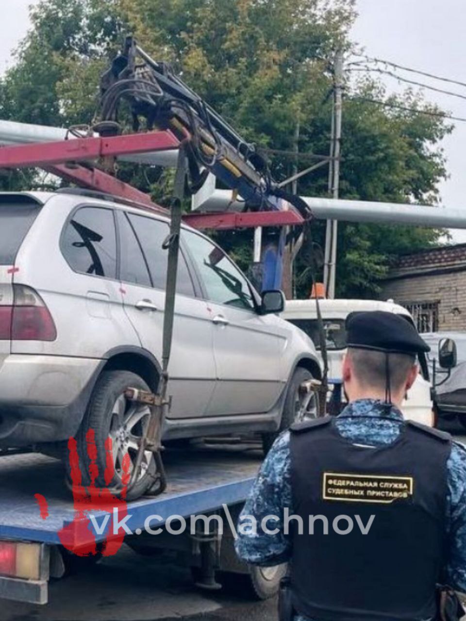 ‼ В Калининском районе Челябинска судебные приставы арестовали и забрали автомобиль BMW X5 у должника, который должен банку 1,5 миллиона рублей   Нарушитель скрывал машину, но ее нашли через объявления в соцсетях. Когда представители власти приехали, мужчина не стал сопротивляться, забрал свои вещи из авто, после чего её отправили на хранение в банк. Если должник не погасит долг,  машину продадут, а оставшуюся задолженность будут взыскивать с него.