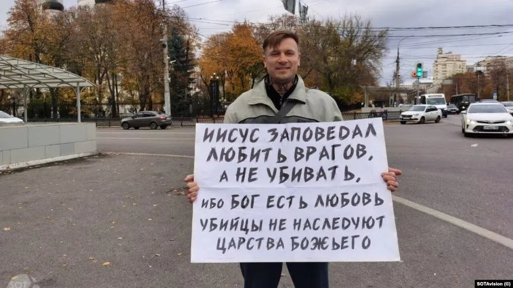 Проповедник и блогер Веган Христолюб был найден повешенным в российской колонии О смерти 43 летнего воронежского активиста стало известно 17 апреля Политзаключенный отбывал трехлетний срок в ИК 2 по обвинению в реабилитации нацизма и оскорблении чувств верующих Поводом для преследования стала его критика Корана действий Сталина и Красной армии в годы Второй мировой войны а также высказывания против вербовки заключенных для участия в боевых действиях в Украине Близкие сомневаются что Веган Христолюб Божий которого до смены имени звали Дмитрий Кузнецов мог совершить самоубийство так как он был глубоко религиозным человеком