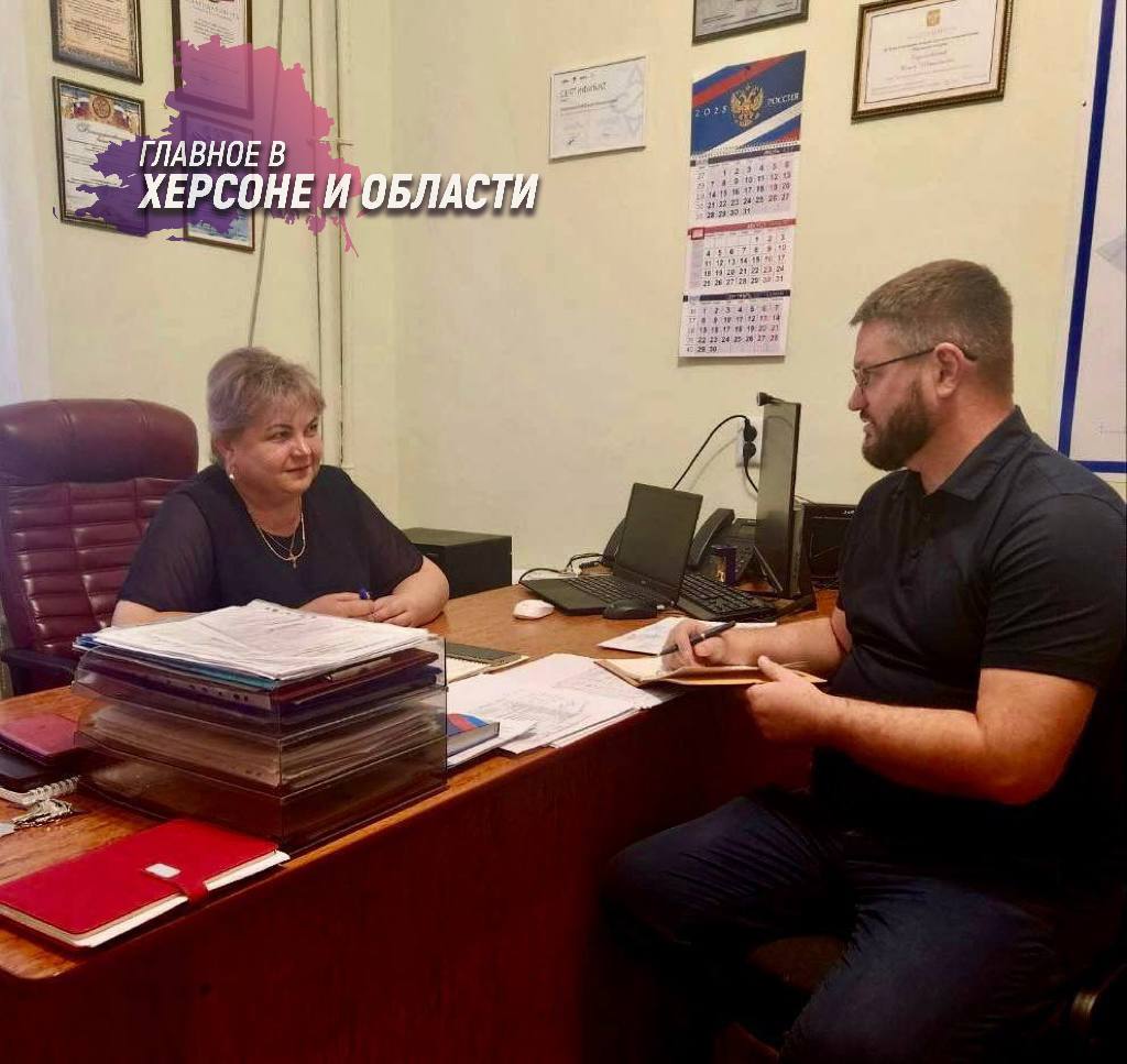 Великолепетихский округ совместно с Херсонской зерновой компанией запускает новый проект Херсонская зерновая компания совместно с Администрацией Великолепетихского округа запускает пилотный проект по развитию агропромышленного кластера. Основное направление работы включает заключение договоров аренды земель и своевременные выплаты пайщикам. На данный момент Государственная зерновая компания выплатила свыше 11,5 миллионов рублей владельцам сельскохозяйственных земель в округе, из которых 1,7 миллиона рублей поступило в региональный бюджет в виде налога на доходы физических лиц. На встрече директора предприятия Сергея Кивы с главой округа Ольгой Барановской обсуждались ключевые направления сотрудничества, включая выплаты арендной платы, организацию выездных встреч с учетом потребностей маломобильных граждан и юрисконсульта на базе администрации. Также речь шла о легализации арендных отношений для увеличения налоговых поступлений, возврате неиспользуемых земель в севооборот и цифровизации данных о землевладельцах. Ольга Барановская подчеркнула важность развития сельских территорий, а Сергей Кива отметил, что проект является примером эффективного партнерства, цель которого — сделать землю ресурсом для устойчивого развития региона. В дальнейшем планируется создание цифровой базы по землепользованию с учетом экологических требований.
