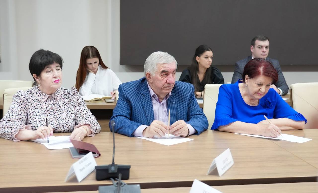 Председатель Правительства РСО – Алания Борис Джанаев поручил организовать работу по контролю исполнения инвестиционных соглашений в части создания рабочих мест и комплектования их штатной численностью. Особое внимание – уделить оказанию помощи в трудоустройстве участникам СВО и членам их семей, а также занятости инвалидов и молодежи. Поручения премьер-министр озвучил на заседании трехсторонней комиссии по регулированию социально-трудовых отношений. Как подчеркнула заместитель председателя Комитета по занятости населения Элла Авакова, ситуация на рынке труда продолжает оставаться контролируемой и стабильной. Для повышения занятости населения в республике активно применяются механизмы национального проекта «Кадры» и региональные меры поддержки. Так, за счёт республиканского бюджета финансируется оплачиваемая стажировка выпускников высшей и средней профессиональной школы, обучение безработных граждан новым специальностям, либо повышение квалификации, временное трудоустройство и занятость подростков в свободное от учебы время. За счет федерального бюджета предусмотрены выплата пособия по безработице и мероприятия национального проекта. Элла Авакова сообщила, что с начала текущего года в органы службы занятости обратились более 4 тысяч человек, 61% из которых признаны безработными с назначением пособия. Их численность на 1 июля 2025 года составила 2,5 тысяч человек, трудоустроены – 1,5 тысячи. За 6 лет реализации нацпроекта «Демография» обучение новым специальностям прошли 3,5 тысяч человек. Борис Джанаев поинтересовался результатами прошедшей в конце июня ярмарки трудоустройства «Работа России». По данным, которые привела зампредседателя профильного комитета, по итогам мероприятия выдано порядка 100 направлений на собеседование. Многие из кандидатов уже трудоустроены. Подробнее читайте на нашем сайте. #alaniagov #севернаяосетия #алания #правительстворсоа