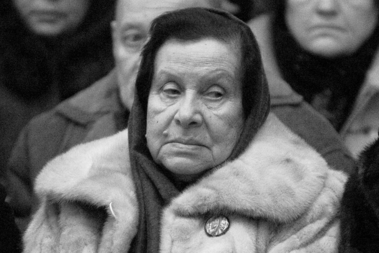 Не стало дочери уральского писателя Павла Бажова Ариадны. Ей было 99 лет. Она была мамой бывшего премьер-министра России Егора Гайдара.  Известно, что недавно она неудачно встала с кровати и сломала шейку бедра. Ее сиделка в это время была на кухне. Вероятно, травма отразилась и на общем состоянии.  Ариадна Павловна родилась в Свердловске, закончила факультет журналистики в Уральском университете, а позднее работала историком.     Фото: РИА Новости