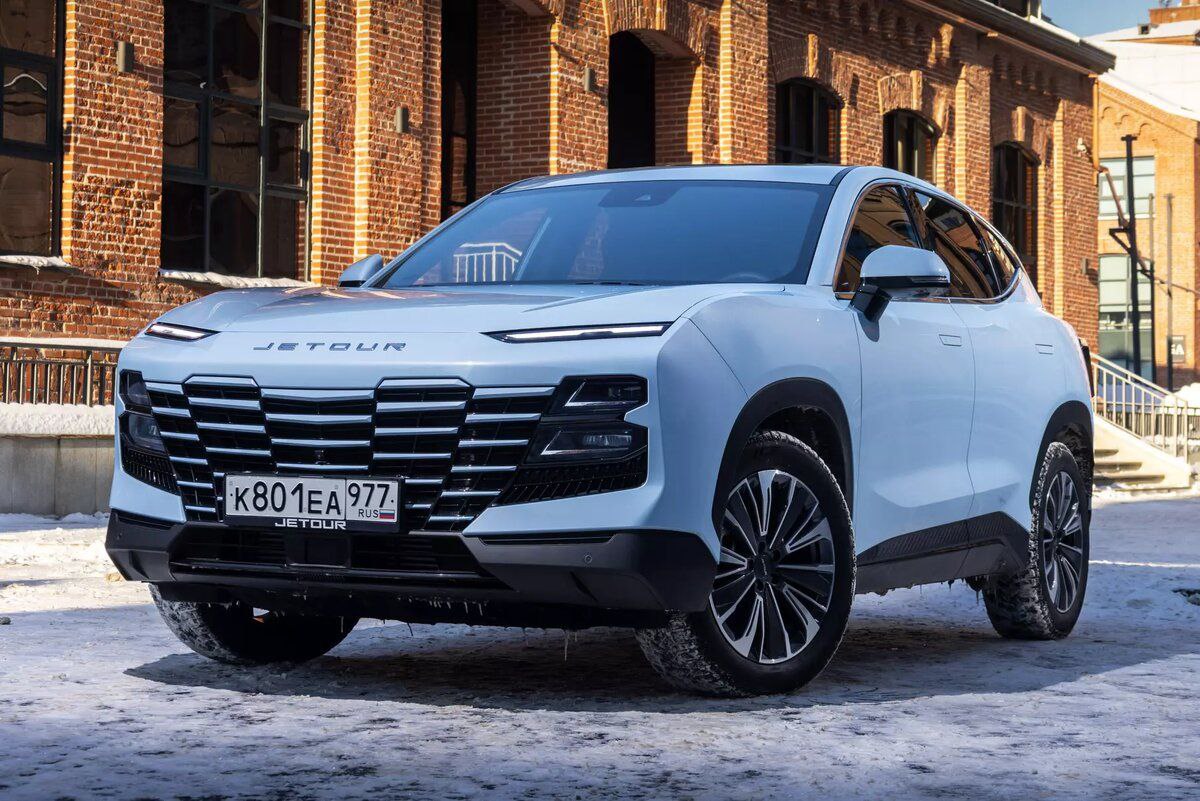 На Автоторе начали варить кузов Jetour Dashing Теперь Jetour Dashing неплохо заходит в такси в сегменте бизнес И никаких противоречий у Минпромторга к автомобилю который проходит полный цикл сборки со сваркой и окраской кузова в России уже быть не может По идее цена кроссовера должна снизится на 10 но с учётом нынешней ситуации не факт