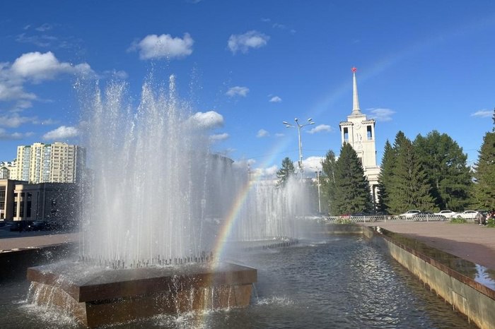 Движение в центре Екатеринбурга на короткое время перекроют в честь Дня ВДВ Движение транспорта будет на короткое время перекрыто в предстоящую субботу, 2 августа в центре Екатеринбурга в связи с мероприятиями ко Дню Воздушно-десантных войск. Об этом сообщает пресс-служба мэрии. На основании Указа Президента Российской Федерации В.В.Путина День Воздушно-десантных войск ежегодно отмечается 2 августа. В этом году Воздушно-десантным войскам России исполнилось 95 лет. В честь этого праздника в Екатеринбурге состоится сразу несколько мероприятий, в том числе шествие колонны ветеранов ВДВ к мемориалу «Черный тюльпан» на площади Советской Армии. Шествие начнется в 09:45. В связи этим движения транспорта будет ограничено на 30 минут — с 09:45 до 10:15. Нельзя будет проехать от памятника Татищеву и де Геннину по проспекту Ленина к мемориалу «Черный тюльпан» через гостиницу «Исеть», улицы Луначарского и Первомайская.