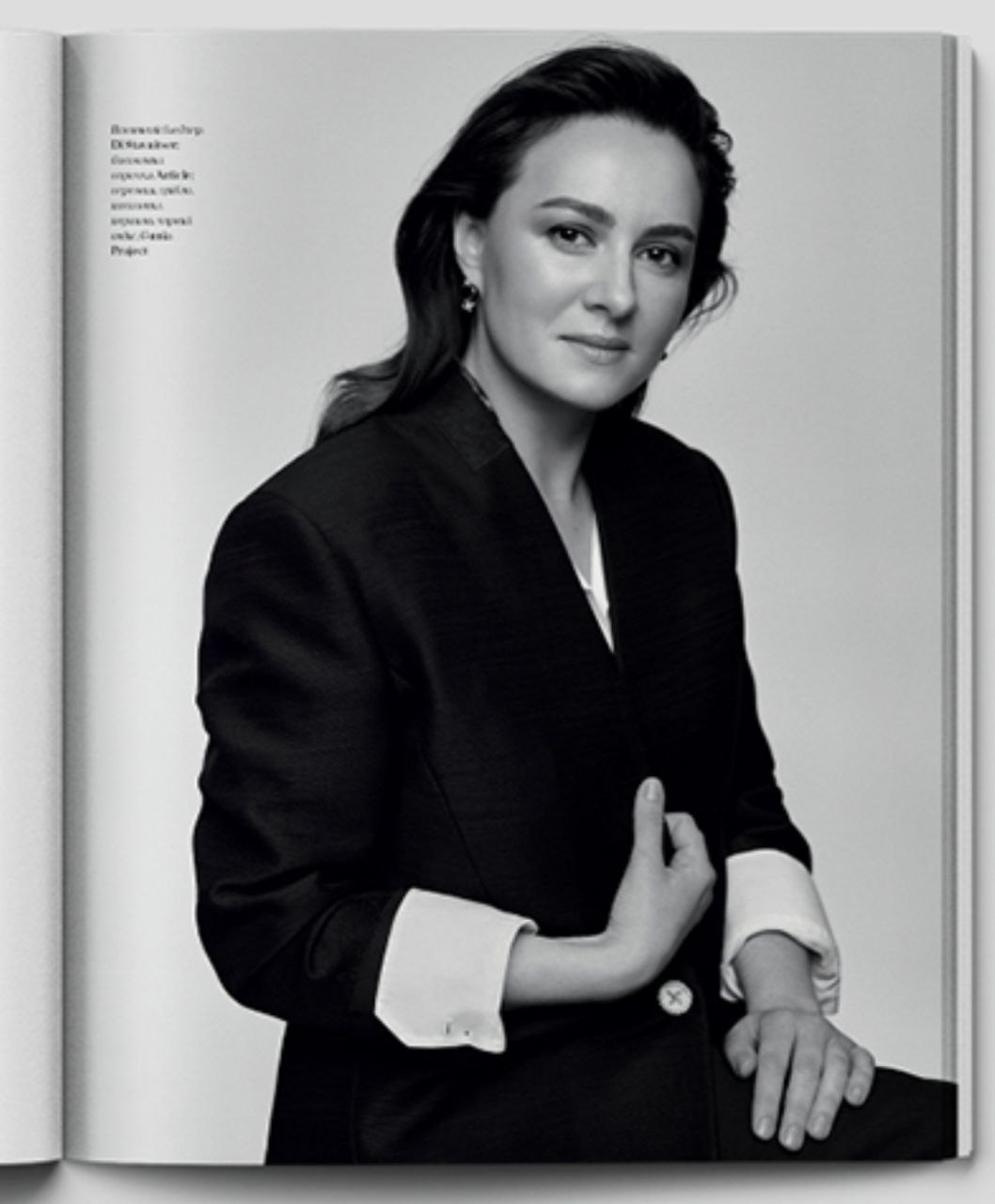 Новый премьер – пильщица грантов сделала фотосессию в журнале Vogue Новый премьер Юлия Свириденко сделала фотосессию в журнале Vogue. Напомним, Свириденко лоббировала через возможности подчиненного ей министерства экономики выделение Киевской школе экономики международных грантов. А в ответ – получала в качестве «лектора» в Киевской школе экономики от 6 до 10 тысяч евро в месяц. Вполне официально. Устроенное «грантоедами» расследование распила любимицой Ермака Свириденко грантов стало одним аргументов наряду с десятками других , побудивших Ермака начать кампанию по разгрому гражданских активистов – антикоррупционеров.