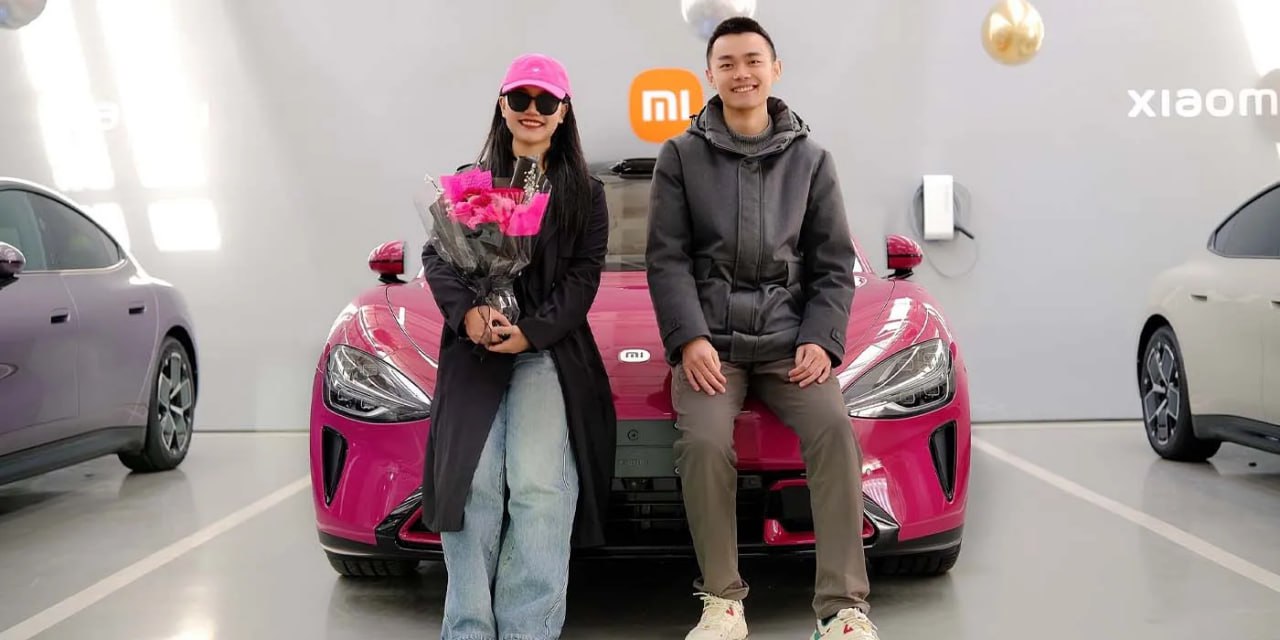 Продали 200 000 автомобилей за 3 неполных месяца — Xiaomi рвет рынок  Эти ребята на фото получили уникальный SU7. Уникален этот экземпляр не своим розовым цветом, а тем, что:  1  Он стал 200 000-м проданным автомобилем компании в 2025 году 2  Он закрыл годовой план Xiaomi по поставкам  Теперь Xiaomi повысили планы до 350 000 проданных авто в 2025 году, и это при том, что скоро дебютирует новая модель — кроссовер YU7.   Просто вдумайтесь — годовой план продаж выполнили за 119 дней!  Напомним, что в прошлом году Xiaomi заявили, что собрали 10 000 электромобилей за 32 дня еще до введения в строй нового завода.   Прислать новость      Чат Xiaomi   #evНовости