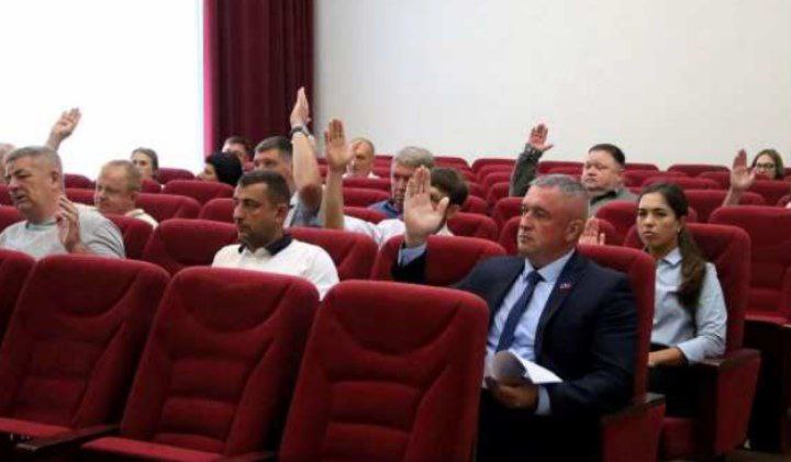 Депутаты Думы АГО утвердили четвёртую в этом году корректировку бюджета  Доходная часть бюджета увеличивается за счёт налоговых и неналоговых доходов, а также безвозмездных поступлений.  Программная часть бюджета корректируется в сторону увеличения на 71,8 млн рублей, из которых 70 млн рублей направят на капитальный ремонт стадиона «Угольщик».  На заседании установили границы нового ТОС «Плотина», как рассказал представитель инициативной группы, в случае победы в конкурсе, жители планируют установку детской площадки и ремонт дороги.  В муниципальную собственность были приняты 2 земельных участка, 8 помещений и сооружения канализации в районе ул. Светлогорская.  Некоторые решения Думы были приведены в соответствие с действующим законодательством.  Все решения будут опубликованы на сайте Думы АГО.