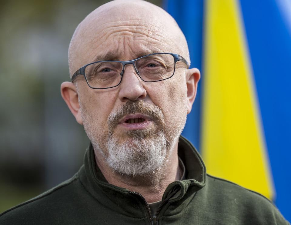 У экс-министра обороны Украины Алексея Резникова прошли обыски, сообщает RT Национальное антикоррупционное бюро изъяло у него телефон и документы. Предположительно, обыски прошли в рамках дела о закупке продуктов для ВСУ по завышенным ценам. Сумма хищения тогда превысила 733 млн гривен 1,3 млрд рублей . Подпишись на «Говорит Москва»