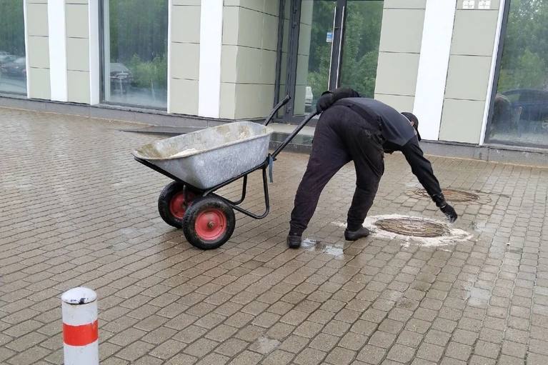 Коммунальщики в Петербурге вышли посыпать тротуары солью в конце мая Однозначно, поздновато, но в преддверии лета горожане заметили дворника с солью у дома на Кременчугской улице. Он посыпал тротуар и особое внимание уделил пространству возле столбов и люков. На вопрос о причинах мужчина пояснил, что лишь выполняет указания руководства. Управляющая компания летний солевой бум пока не комментировала. : mytndvor : СПб — отдай свой буст нам
