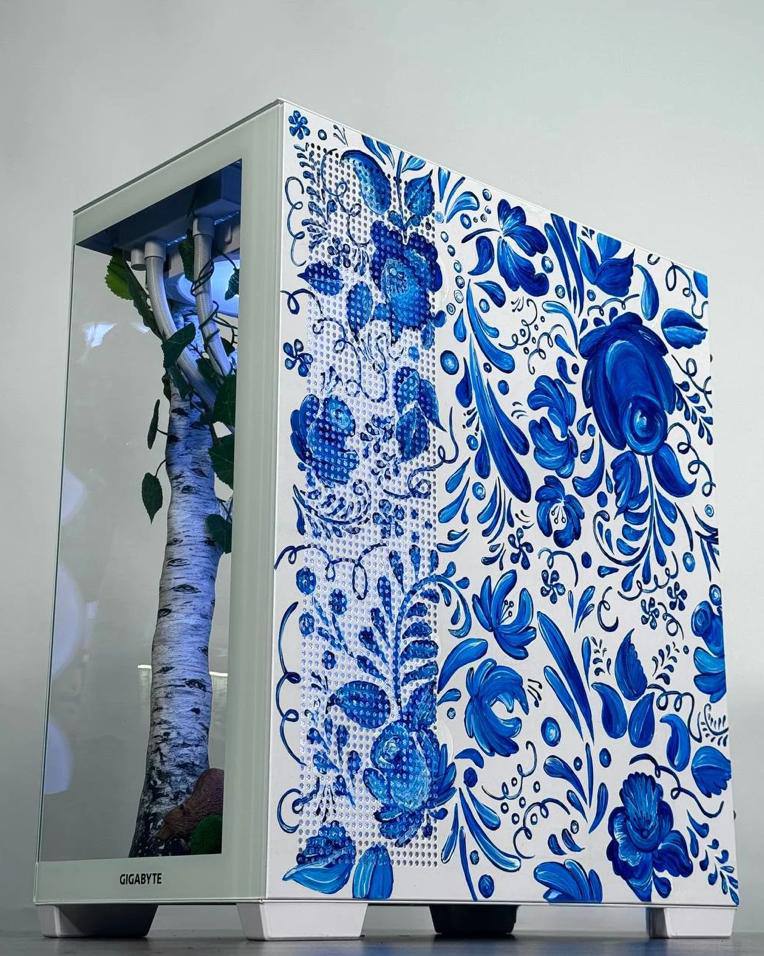 нет это не сон при температуре 40 выпустили игровой компьютер с берёзкой внутри и гжельскими мотивами снаружи Назвали ГИГА РУСЬ приурочили к Дню народного единства кроме березы внутри спрятаны изба с колодцем их видно через прозрачную крышку даже ночью благодаря внутренней подсветке Ищите фото в комментариях По словам производителя ГИГА РУСЬ объединяет прошлое и будущее силу традиций и мощь технологий Говорят что компьютер с березой внутри является символом единства идей времени и технологий А может это все же сон и температура новый русский