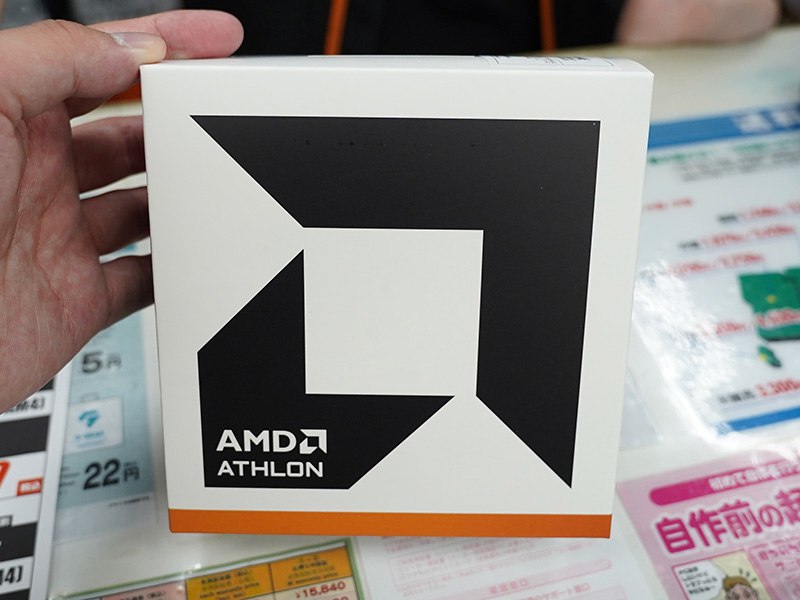 AMD перевыпустила Athlon 3000G В японской рознице замечен 3000G в упаковке свежего дизайна с обновлённым штатным кулером в комплекте Процессор был представлен компанией AMD в далёком 2019 году Характеристики процессора не изменились Два ядра Zen четыре потока 14 нм L3 4 МБ TDP 35 Вт номинальная частота 3 5 ГГц есть разгон Графика Vega 3 сочетает 192 исполнительных блока и частоту 1 1 ГГц Поддерживается двухканальная память типа DDR4 2667