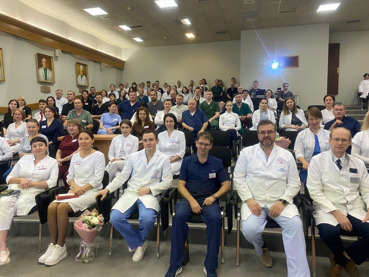 Иногда жизнь ставит людей в такие обстоятельства когда всё решают минуты и профессионалы рядом Так было летом когда в Тюмени внезапно стало плохо гражданину Италии Джанфранко Сурачи приехавшему вместе с супругой погостить у её семьи Остановка сердца кома Скорая сработала точно и быстро и это стало отправной точкой большой борьбы за жизнь Врачи ОКБ 1 боролись за пациента 84 дня Рентгенхирурги оперативно восстановили кровоток реаниматологи и медсёстры обеспечили такой уровень ухода что за всё время у него не возникло ни одного дефекта кожного покрова Такие результаты достигаются только ежедневной аккуратной и очень непростой работой команды   Когда состояние стабилизировали началась длительная подготовка к транспортировке Все этапы согласовали перелёт прошёл успешно Из Тюмени в Анталью пациента сопровождали специалисты Центра медицины катастроф для нашего региона это беспрецедентный случай Супруга пациента уже из Турина передала слова благодарности Итальянские врачи отметили что всё сделано в соответствии с международными стандартами и именно так поступили бы их специалисты А такая оценка самое честное подтверждение профессионализма наших врачей Благодарю команду Первой областной клинической больницы сотрудников скорой помощи и Центра медицины катастроф Благодаря вашему мастерству и вниманию человек получил шанс вернуться домой и продолжить восстановление рядом с близкими Такие истории лучшее свидетельство высокого уровня медицины в Тюменской области ОКБ 1 Подписывайтесь на официальный канал губернатора Тюменской области в MAX узнавайте важное первыми