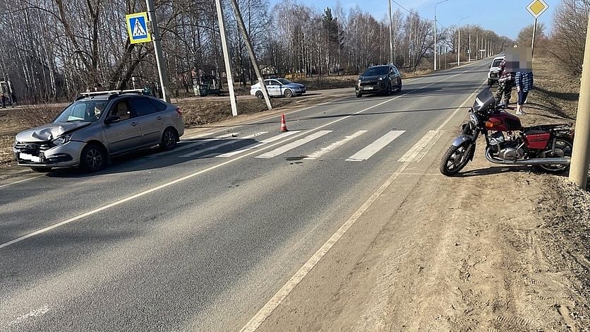 На Орловщине мотоциклист развернулся через сплошную и спровоцировал ДТП  Мужчина к тому же сел за руль незарегистрированного "Ижа" без прав. С травмами мотоциклиста доставили в Болховскую ЦРБ. Позднее он сам обратился за помощью в областную клиническую больницу  ДТП случилось накануне на трассе "Калуга – Орел – Перемышль – Белев"     Вести-Орел. Подписаться