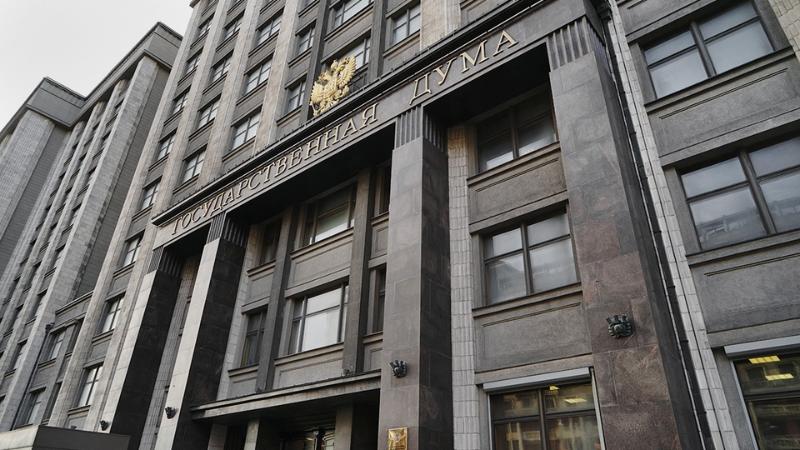 В Госдуме потребовали запретить артистам оголяться на публике Депутат Госдумы РФ Виталий Милонов выступил с инициативой запретить публичные оголенные выступления артистов на сцене По его словам такие кадры не соответствуют нравственным нормам и наносят вред детям и молодежи посещающим концерты и массовые мероприятия Мысль о том чтобы ограничить селебрити возможность оголяться на публике возникла у парламентария после некоторых выходок певицы Глюкозы которая в последнее время кардинально сменила имидж со скромного на откровенный Своими мыслями на этот счет депутат поделился с корреспондентом Общественной службы новостей пишет osnmedia ru telegra ph V Gosdume potrebovali zapretit artistam ogolyatsya na publike 09 02