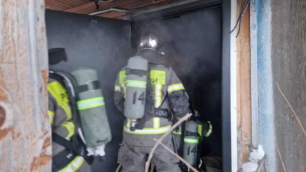 В Лабытнанги загорелась квартира в жилом доме по улице Дзержинского 42 По предварительным данным пострадали два человека один погиб Вызов на пульт диспетчера пожарной связи поступил в 12 58 В 14 00 открытое горение ликвидировали Фото МЧС ЯНАО Новости Ямала Поддержать нас бустом