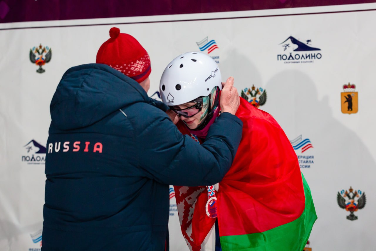 Еще двум участницам из Беларуси выданы лицензии на Олимпиаду Это фристайлистки Анна Деруго и Анастасия Адриянова От ряда сборных последовали отказы а в МОК посчитали что одной Анны Гуськовой из Беларуси мало Поэтому в Милан отправятся еще две акробатки из нашей страны Полный список олимипийцев 2026 таков Гуськова Деруго Андриянова все фристайл Марина Зуева коньки Мария Шканова горные лыжи Виктория Сафонова фигурное катание Анна Королева лыжные гонки