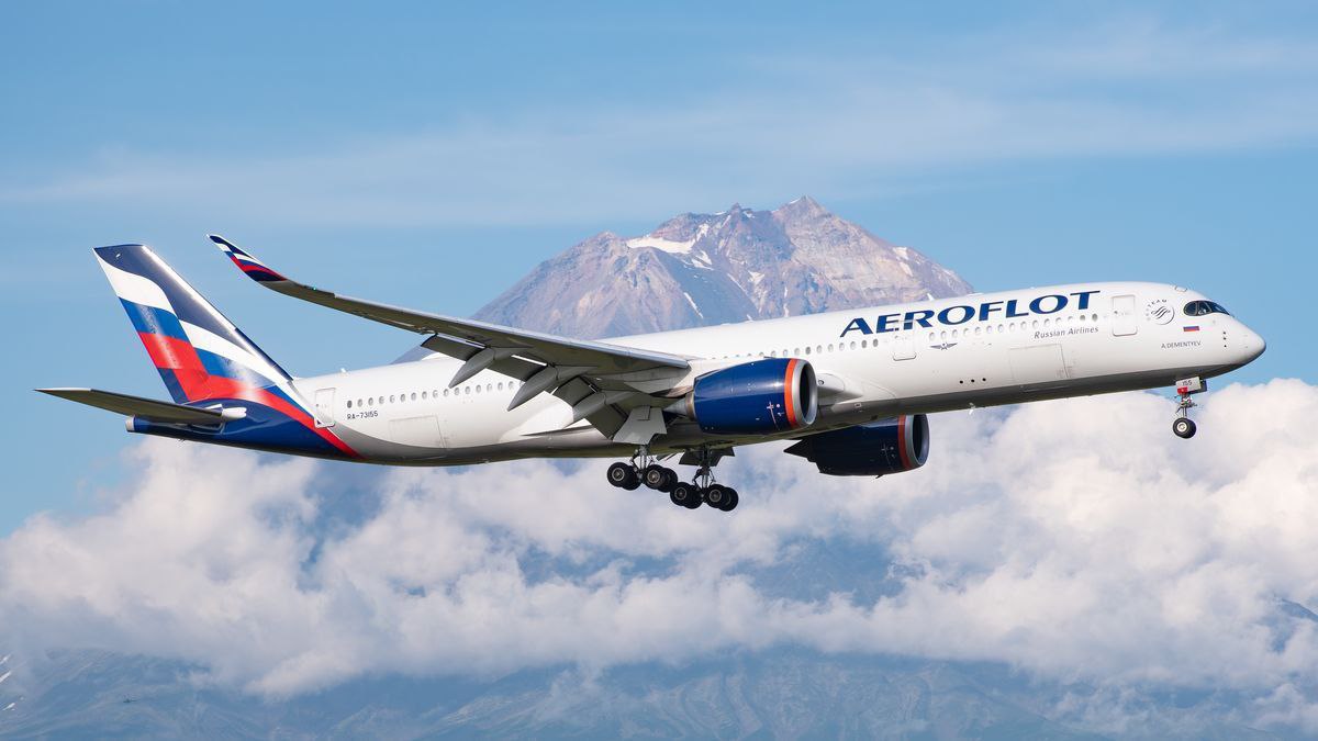 Скорректированная прибыль Аэрофлота по РСБУ в 2025 году составила 11 8 млрд руб сообщила компания Как уточняется показатель скорректирован на эффект страхового урегулирования и курсовой эффект Скорр прибыль за 2024 год была на уровне 59 млрд руб она помимо вышеназванных эффектов скорректирована на резерв по сомнительным долгам и эффект изменения ставки налога на прибыль Выручка Аэрофлота в прошлом году выросла на 6 7 до 760 4 млрд руб Динамика была поддержана ростом пассажирооборота компании на 6 в том числе на международных линиях на 13 7 а также рекордной занятостью кресел достигла 89 3 пояснили в компании Себестоимость продаж за год поднялась на 12 1 до 749 1 млрд руб aflt trader book