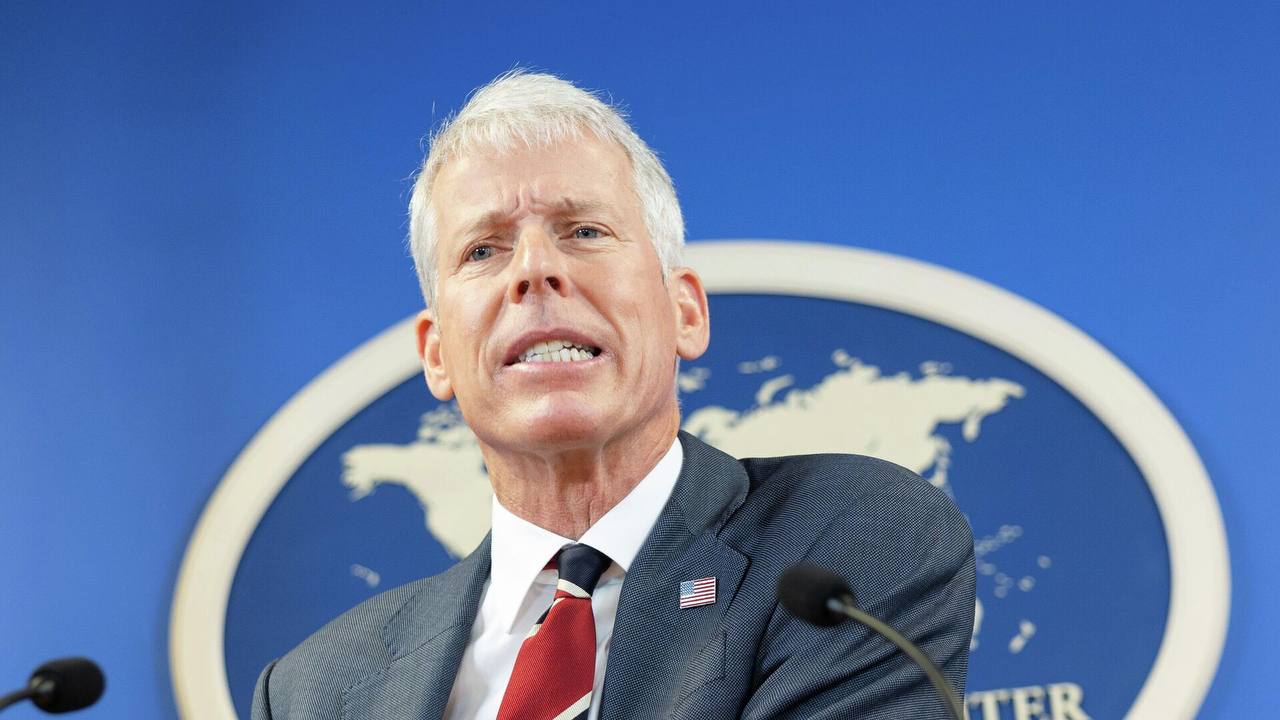 Полная трансформация Венесуэлы потребует выборов заявил министр энергетики США Крис Райт в интервью CNN Другие заявления  США не будут диктовать Дельси Родригес ее роль в будущем Венесуэлы это может определить только народ  У Венесуэлы серьезные проблемы с бюджетом которые не исчезнут и за три года  Венесуэла пока не является Норвегией но движется в этом направлении  Правительство США не планирует давать гарантии американскому бизнесу в Венесуэле  Венесуэльское правительство будет возвращать американским нефтяным корпорациям долги путем предоставления инфраструктуры и лицензий на добычу Министру энергетики США лучше задуматься о полной трансформации США Подпишись RogandarNEWs мы в MAX