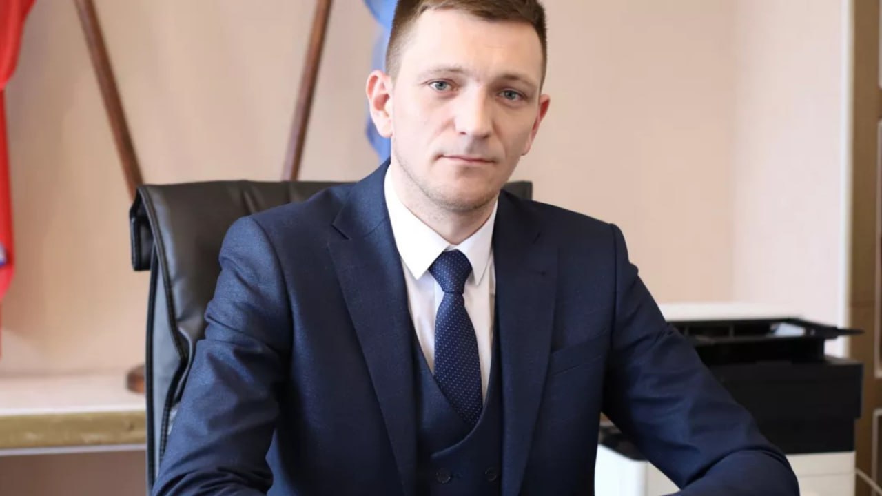 Начальник "Горно-Алтайавтодора" Сергей Труфанов задержан Труфанов подозревается в вымогательстве и получении взятки в крупном размере от представителей подрядной организации, которая выполняла работы для "Горно-Алтайавтодора". Также он подозревается в превышении должностных полномочий, сообщили ТАСС в УФСБ России по Республике Алтай. По данным силовиков, в данный момент проводится комплекс оперативно-розыскных и следственных действий. Сергей Труфанов родился в 1988 году во Владивостоке. Работал инженером Дирекции по строительству и реконструкции автомобильных дорог Черноморского побережья Федерального дорожного агентства. Позже переехал в Республику Алтай и с 2024 года стал начальником "Горно-Алтайавтодора". Фото: "Горно-Алтайавтодор"