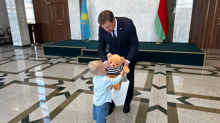 Маленького белоруса, которого пытались скрыть в Караганде, вернули домой из Казахстана Мальчик по имени Дима жил с мамой в Алматы. В мае 2025 года он остался сиротой. Люди, которые за ним присматривали, пытались спрятаться с ним в Караганде. Белорусское посольство в Казахстане обратилось за помощью к местным МВД и Минпросвещения Казахстана. Благодаря совместной работе мальчика нашли и 16 июня поместили в детский дом «Шапагат» в Караганде. 18 июля консул посольства вместе с представителями Полоцкого района забрали Диму из детского дома, чтобы вернуть его в Беларусь. Сегодня посол Беларуси в Казахстане Алексей Богданов встретился с мальчиком. "В ходе встречи он поинтересовался у специалистов управления по образованию Полоцкого райисполкома о здоровье мальчика, условиях его пребывания на территории Казахстана и дальнейших планах по его устройству в Беларуси", — рассказали в МИД. #Беларусь #Казахстан Подпишись — Минская правда MLYN.by