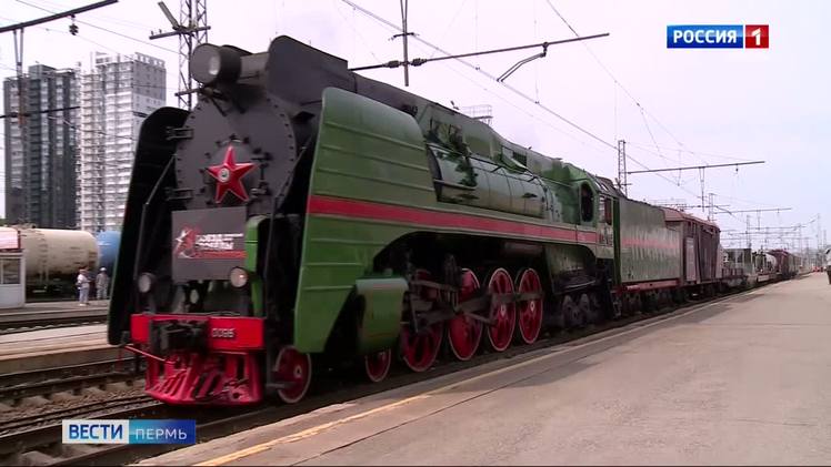 В предстоящие выходные «Поезд Победы Молотов» прибудет в Кизел    В предстоящие выходные 19 и 20 июля выставочно-лекционный комплекс «Поезд Победы Молотов» прибудет в Кизел. Железнодорожный состав включает в себя 10 объектов - паровоз П36  "Генерал" , платформу с промышленными станками, бронеплатформу, платформы с Мотовилихинскими пушками МЛ-20 и А-19 в реальную величину. Посещение выставочно-лекционного комплекса «Поезд Победы «Молотов» проходит в основном снаружи, внутренние экспозиции находятся в четырёх вагонах состава и сопровождаются аудиоэкскурсиями. Ранее состав уже побывал в Перми, Березниках, Верещагино, Губахе, Краснокамске, Менделеево и Новых Лядах. За это время поезд посетило почти 50 тыс. человек.