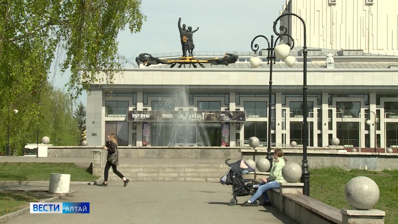 В День Победы в краевой столице запустят фонтаны. Водными брызгами засверкают улицы центра города. К пуску готовят фонтан у театра драмы и центральную «Лилию» на Нулевом километре. А также «Глобус» на пр. Красноармейском и «Рыбку» на ул. Молодёжной. По плану, к Дню Победы ещё заработает фонтан в районе торгового центра «Россия».