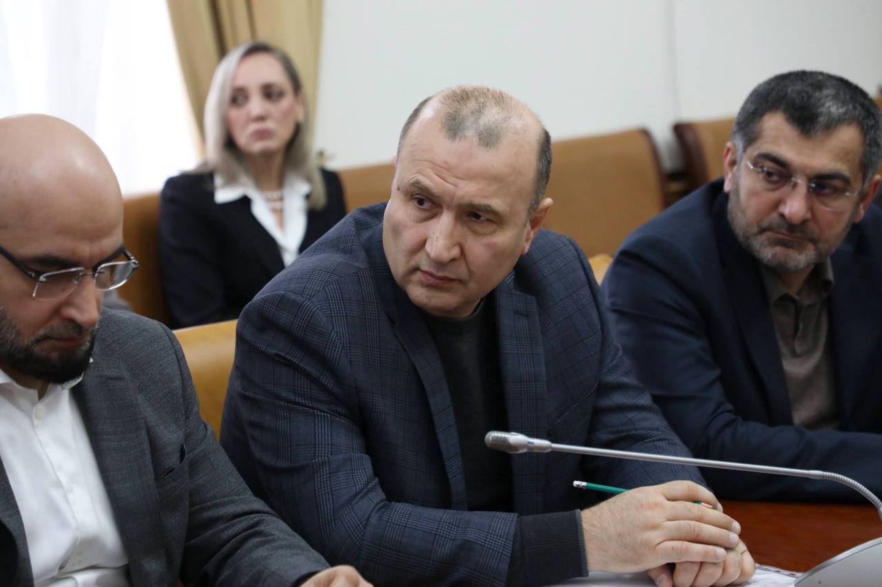 Дорожные службы Дагестана перешли на усиленный режим работы О принимаемых мерах в ходе оперативного совещания прошедшего под руководством Председателя Правительства РД Абдулмуслима Абдулмуслимова доложил врио министра транспорта и дорожного хозяйства Дагестана Магомед Тагиров В связи с ухудшением погоды в республике Минтрансом региона в первых числах января был объявлен режим повышенной готовности Магомед Тагиров отметил что два дня назад были получены актуальные данные о погодных условиях и в связи с этим все необходимые меры были предприняты заранее В настоящее время специальная техника ресурсы и специалисты находятся в состоянии повышенной готовности что позволяет оперативно реагировать на любые возможные изменения ситуации Он подчеркнул что со стороны Министерства транспорта не будет допущено коллапса на дорогах и все необходимые усилия и далее будут направлены на обеспечение безопасного и бесперебойного движения транспорта в праздничные дни