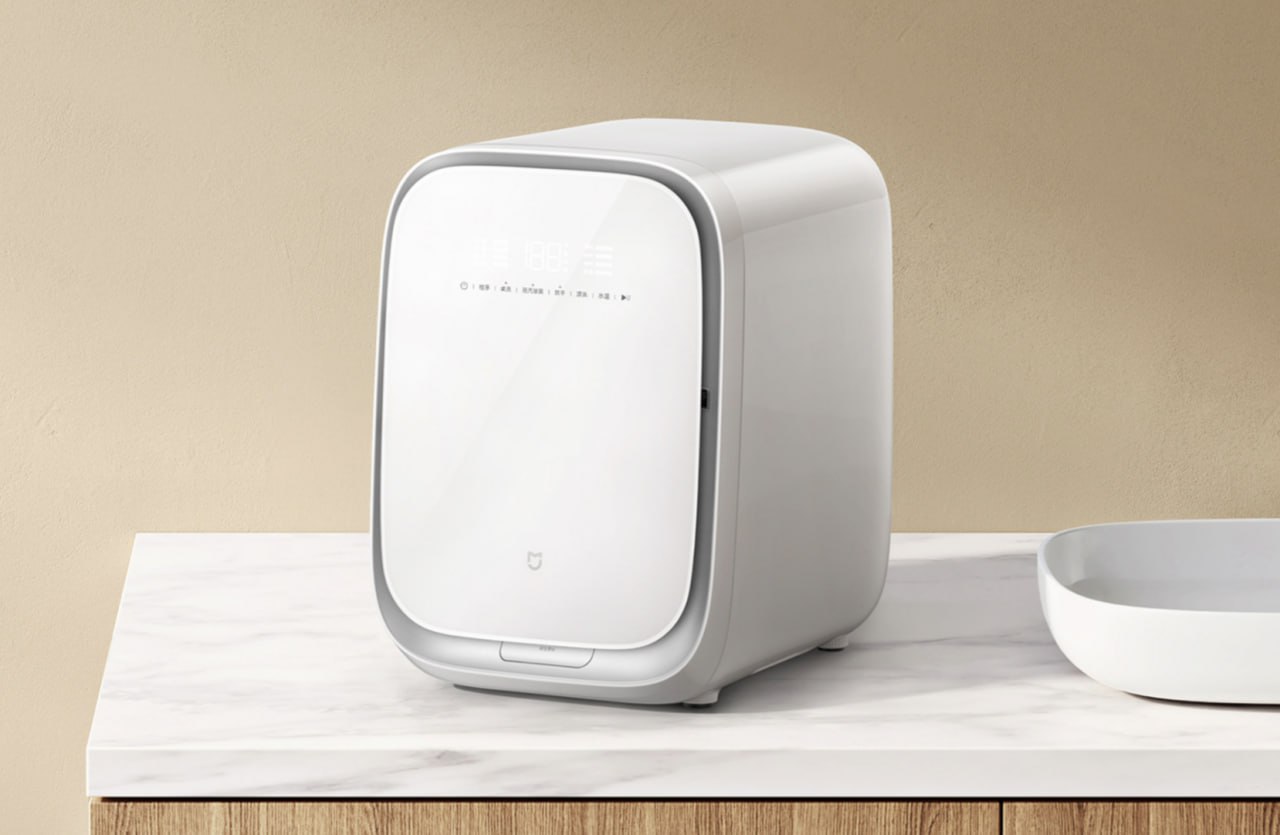 Xiaomi представила компактную стиралку Mijia Mini Washer  Xiaomi выпустила миниатюрную стиральную машину с умной сушкой и функциями стерилизации.   Особенности:   Вместимость: 1,2 кг   Умная сушка с автоотключением   Режим низкотемпературной сушки  35 °C  для деликатных вещей   Уничтожает 99,99% бактерий, 100% вирусов и клещей   Вентиляция при закрытой дверце для устранения запахов   Режим удаления пятен крови и паровая стерилизация   Потребление энергии: 0,08 кВт·ч   Цена — 280   Хайп, будет такая малышка теперь мои носочки стирать     Участвуй в розыгрыше клавиатуры    Наши каналы #Xiаоmi #Гaджeты