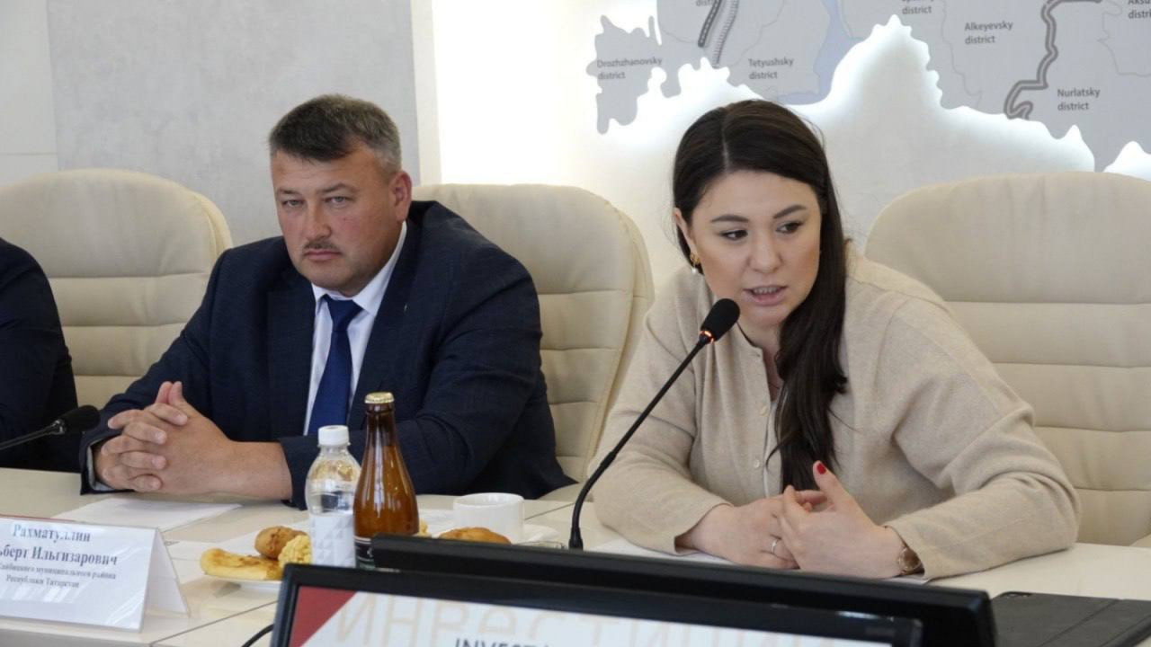 В Татарстане начнут производить строительные смеси На территории Кайбицкого района Татарстана вскоре начнется строительство промышленного парка, включающего логистический центр, питомник растений и завод по производству сухих строительных смесей. Планируется, что строительство займет три-четыре года, а инвестиции в завод составят 550 млн рублей. При этом, на логистический центр будет потрачено 10 млрд рублей, а на питомник - 25 млн рублей. Обратная связь Подписаться
