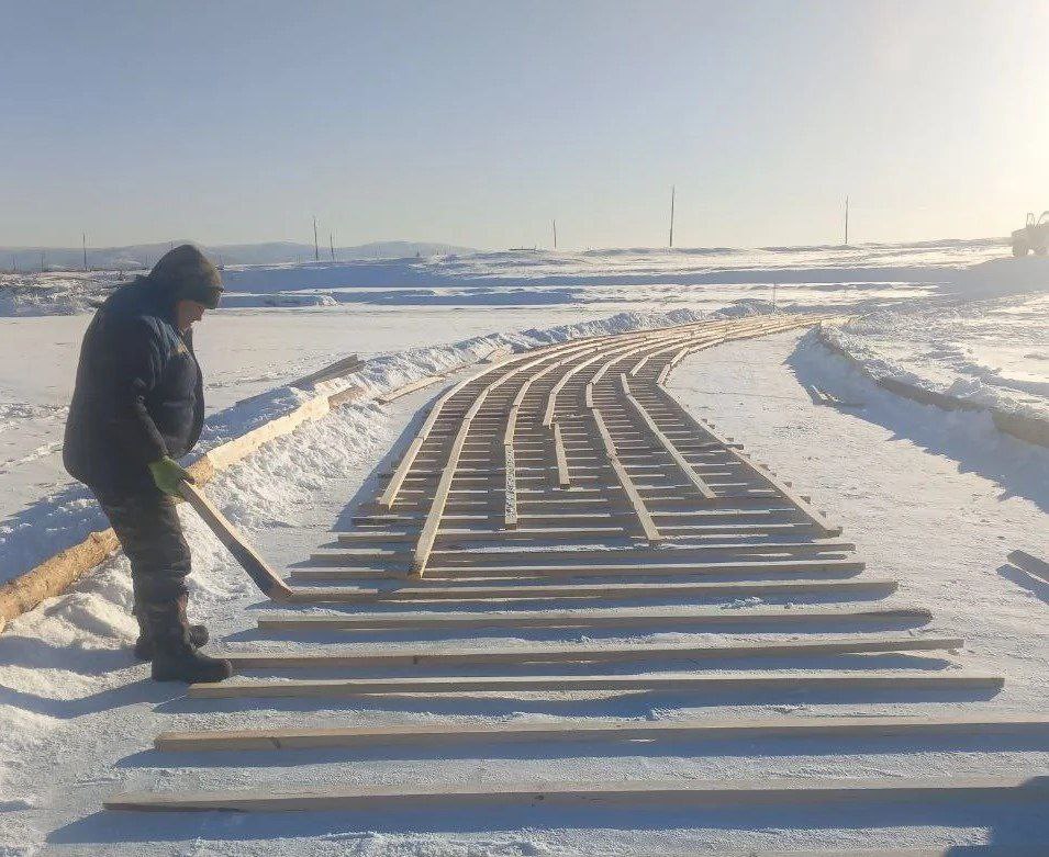 В Бурятии ремонтируют мост к курорту Умхей В Курумканском районе начался ремонт моста через реку Улгана единственной дороги к популярному туристическому курорту Умхей Мост единственный путь к курорту Мы очень рады что ремонт наконец начинается отметил глава местного поселения Контракт на 30 млн рублей уже заключили с компанией Интерстрой Подрядчик приступил к работам Ранее в районе отремонтировали мосты через реки Аргада и Гарга Читайте нас в MAX