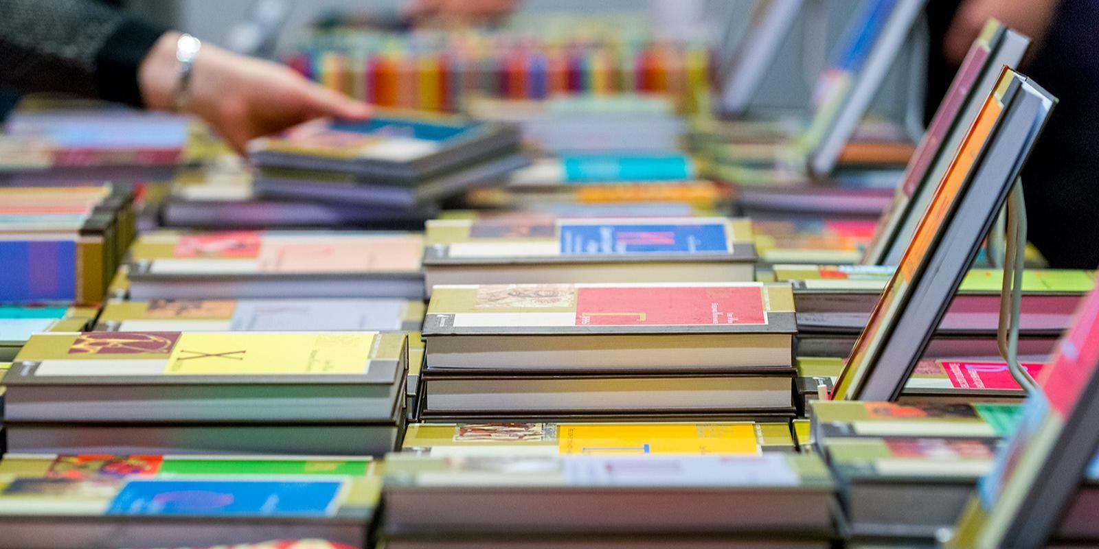 В столице с 3 по 7 сентября пройдет Московская международная книжная ярмарка. Гостей будут ждать в павильоне № 57 на ВДНХ. Каждый год в мероприятии принимают участие сотни издательств и книготорговых предприятий.   В программе — презентации книг, встречи с авторами, мастер-классы для детей, а также международные конгрессы переводчиков художественной литературы.   Для детей, студентов и их сопровождающих вход на ярмарку бесплатный.