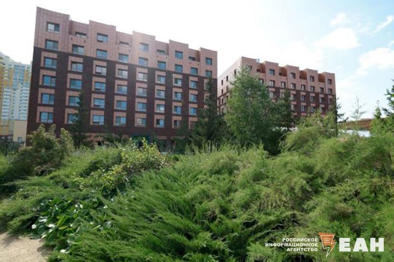 Новые гостиницы межуниверситетского кампуса в Челябинске откроют к осени Об этом на пресс конференции в АиФ Челябинск сообщил министр образования и науки региона Виталий Литке По его словам новые гостиницы будут доступны к заселению с 1 сентября Первые две гостиницы кампуса были построены в 2024 году После ввода в эксплуатацию шести новых зданий количество мест в общежитиях кампуса увеличится до 3 4 тыс Возможность заселения в гостиницы будет не только у студентов вузов резидентов кампуса но и у студентов остальных вузов Челябинской области которые заявят такое желание Это дает возможность не только профессиональные компетенции развивать но и жить в современных и комфортных условиях подчеркнул Виталий Литке Подписаться на канал ЕАН Челябинск