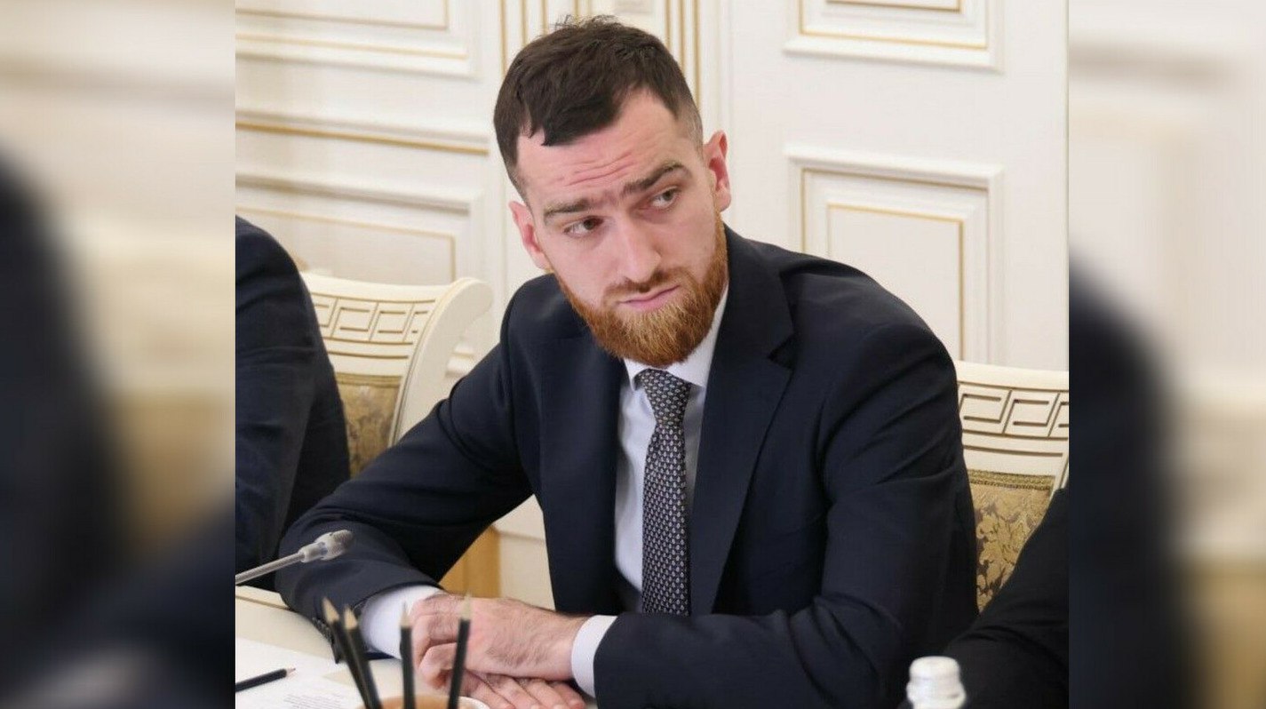Участник СВО стал министром по делам религий в Дагестане В Дагестане исполняющим обязанности министра по нацполитике и делам религий назначили 28 летнего Темирлана Абуталимова Украинская разведка подозревает его в военных преступлениях передает ArbatMedia Темирлан Абуталимов стал врио министра по национальной политике и делам религий Дагестана Ему 28 лет он командовал штурмовой ротой и имеет звание Героя России В войне с Украиной участвовал добровольцем С мая прошлого года Абуталимов проходил стажировку по президентской программе Время героев По информации ASTRA Главное управление разведки Минобороны Украины подозревает его в соучастии в расстреле четырех украинских военнопленных под Работино Запорожской области в мае 2024 года Прислать новость