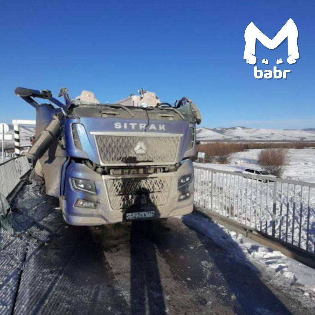 Грузовику оторвало крышу в Бурятии — он не влез в габаритную рамку на мосту.  "Ситрак" гнал из Челябинска по навигатору. В Заиграевском районе тот повёл его на Генеральский переезд — солнце ослепило, водитель не заметил ограничитель высоты. Прочный металл содрал кабину. Шофёр, к счастью, не пострадал.