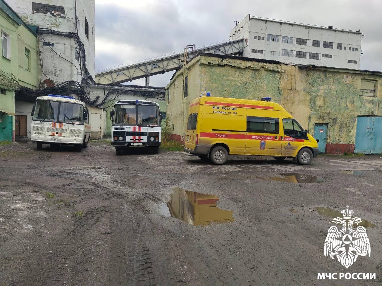 В Воркуте при выполнении технических работ произошел прорыв воды на шахте Комсомольская На место незамедлительно выехали подразделения Воргашорского взвода военизированной горноспасательной части и медицинская бригада Рабочая смена шахты выведена на поверхность В настоящий момент проводятся поиски одного горнорабочего МЧС Республики Коми Подписывайся на МЧС России в Telegram MAX