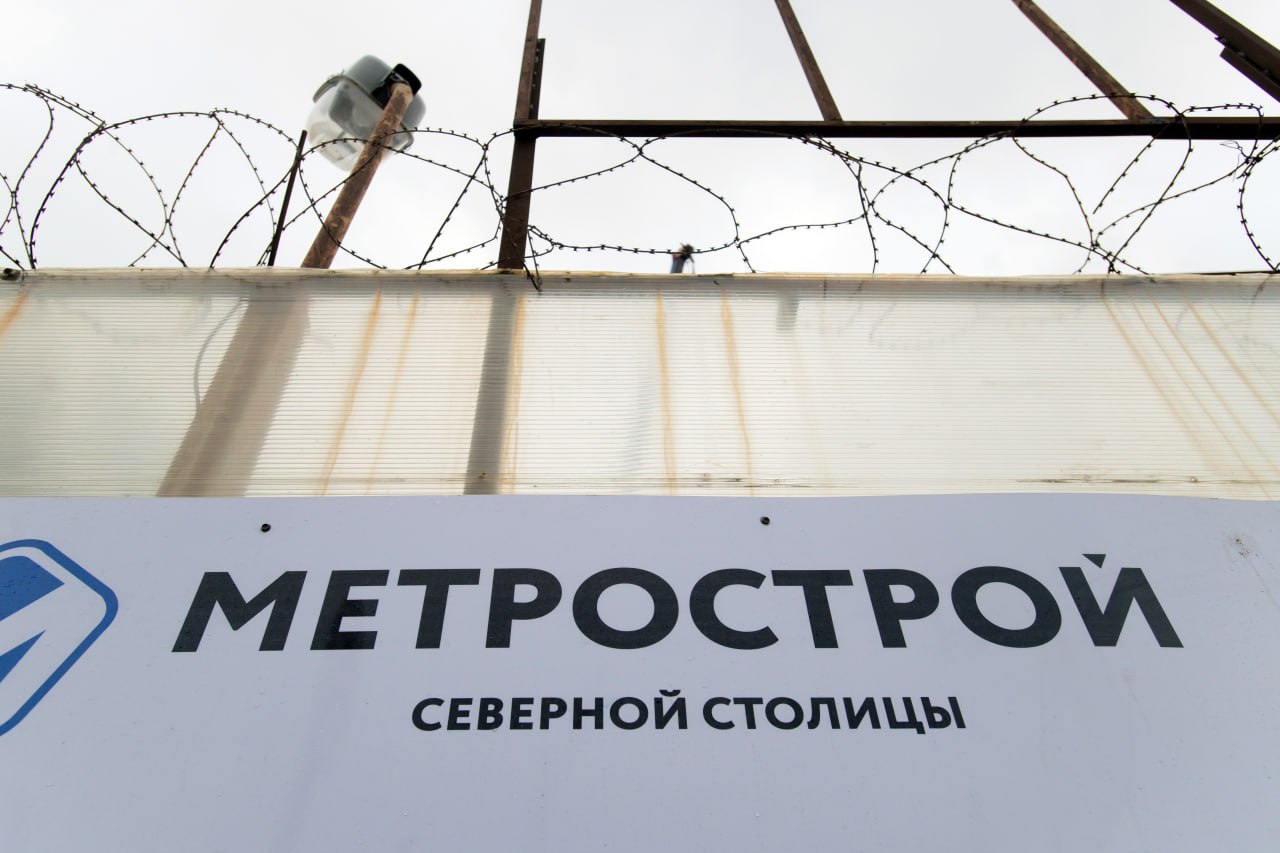 В Петербурге за мониторинг на строящейся зелёной линии метро заплатят 600 млн рублей При строительстве на Невско-Василеостровской линии метро Петербурга потребуется горно-экологический мониторинг. Данные работы обойдутся в 600 млн рублей. Речь идёт об участке зелёной ветки от "Беговой" до "Каменки". Как сообщается в документации, планируется провести полевые работы и установить оборудование, с которого будут считывать необходимую информацию. Такое исследование нужно, когда происходит смещение пород. Автор фото: Сергей Ермохин / "ДП"