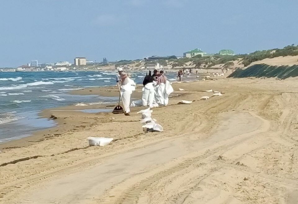 Сегодня на пляжах в Анапе не зафиксировали новых выбросов мазута Команды муниципалитетов и районов Краснодарского края 13 июня в ходе утреннего мониторинга береговой линии новых загрязнений пляжей города-курорта нефтепродуктами не выявили. -Работы по деликатной очистке песка от фракций мазута сегодня продолжаются в районе пляжей пос. Джемете, технополиса «Эра» и на других участках пляжных территорий,-рассказали в краевом Оперштабе. Напомним, как писали Новости Анапы, Постановлением мэра Анапы Василия Швеца от 2 июня введены ограничения на купание в море и посещение пляжей, где сейчас продолжаются работы по ликвидации последствий ЧС. Тем временем, отдыхающих на пляжах и купающихся в море с каждым днём становится больше.