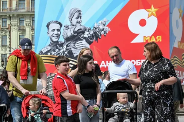 Эстонцы скупают туры на российскую границу на 9 Мая Стоимость путёвки начинается от 80 евро Жители республики едут в город Нарву откуда можно наблюдать праздничные мероприятия по случаю Дня Победы на российской стороне в Ивангороде В программу тура входят просмотр концерта с набережной а также посещение памятных мест связанных с событиями Великой Отечественной войны пишет Telegram канал SHOT Отмечается что спрос на такие поездки вырос в преддверии 9 мая Аналогичные запросы поступают и от жителей Латвии Подписаться на Говорит Москва Telegram VK МАКС