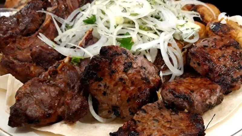Диетолог рассказала какое мясо лучше выбрать для шашлыка В преддверии шашлычного сезона кандидат медицинских наук Татьяна Солнцева поделилась рекомендациями для тех кто собирается готовить мясо на мангале передаёт ТАСС По словам специалиста классический выбор красное мясо а именно свинина говядина или баранина является вполне оправданным Такое мясо приносит пользу оно богато белком витаминами минералами и гемовым железом которое легко усваивается организмом Полностью отказываться от него диетолог не рекомендует Однако для тех кто следит за фигурой или стремится сбросить лишний вес эксперт советует присмотреться к более лёгким вариантам Вместо жирной свинины лучше выбрать курицу индейку рыбу или морепродукты Нежирное мясо по словам Солнцевой подходит людям любого возраста оно легче переваривается и считается более безопасным для желудочно кишечного тракта К тому же такой шашлык станет оптимальным решением для тех у кого есть хронические заболевания или противопоказания к употреблению жирной пищи Астрахань 24 в МАХ
