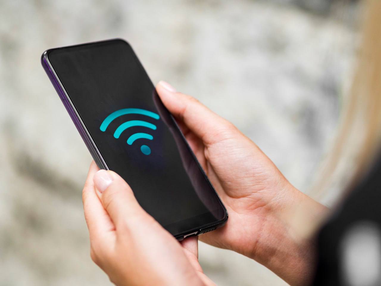 1 2 3 В Курске появятся зоны бесплатного Wi-Fi Об этом на заседании регионального Правительства сообщил Александр Хинштейн. — Вижу большое число справедливых жалоб и нареканий в связи с ограничениями на работу мобильного интернета. Понимаю все возникающие проблемы и трудности, начиная от невозможности вызвать такси до проблем с дистанционным обучением. Рассчитываю, что большинство курян — люди трезво мыслящие и понимают, в какой ситуации находится регион и что вопросы безопасности стоят на первом плане, — отметил врио губернатора. Он сообщил, что на ПМЭФ-2025 обсудил с ведущими операторами связи создание на территории города зон бесплатного Wi-Fi. Они будут созданы на безвозмездной основе. Сейчас определены 10 точек, где это востребовано больше всего. Вместе с тем продолжается сбор мнений и мониторинг комментариев граждан в социальных сетях. Работа с операторами начата. Вести-Курск. Только проверенная информация Прислать новость