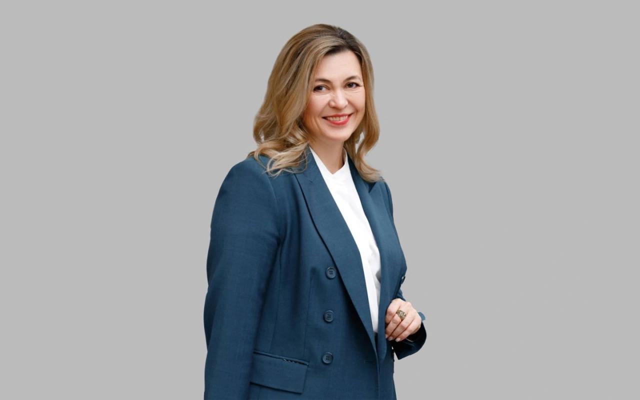 Автозавод Москвич назначил нового генерального директора Им стала Елена Фролова сообщила пресс служба предприятия Там уточнили что Фролова ранее занимала руководящие должности на крупных российских и иностранных предприятиях автомобильной промышленности таких как АвтоВАЗ Мазда Соллерс Мануфэкчуринг Рус и Соллерс С 2023 года она работала в должности директора по легковым автомобилям ПАО КАМАЗ и входила в состав совета директоров Москвича Фролова сменит на этом посту Ханса Петера Мозера который был гендиректором Москвича с июня 2023 года Он продолжит свою карьеру в автопроме и будет работать над новыми проектами уточнили в пресс службе предприятия