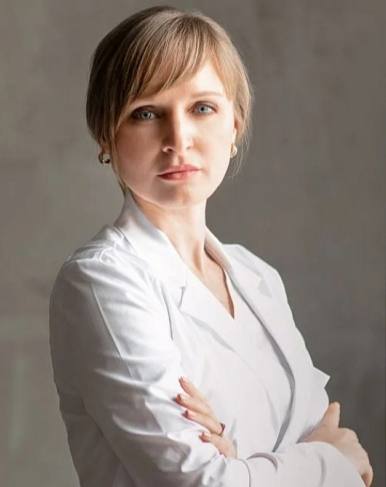 Ростовские хирурги удалили рак кишечника случайно обнаруженный во время другой операции В Городской больнице 6 врачи провели уникальную операцию спасающую жизнь 60 летняя пациентка приехавшая из Дагестана для планового гинекологического вмешательства получила неожиданный шанс на раннее лечение онкологии Во время лапароскопической операции по удалению матки хирурги обнаружили у женщины неизвестную ранее опухоль кишечника диаметром 8 см Не выходя из операционной медики собрали консилиум и приняли решение немедленно удалить новообразование пока пациентка находилась под наркозом Операция прошла успешно однако последующее гистологическое исследование подтвердило серьезный диагноз опухоль оказалась злокачественной Благодаря бдительности и слаженным действиям гинекологов и хирургов опасное заболевание было выявлено и прооперировано на ранней стадии в ходе одной анестезии Сейчас пациентка уже прошла полное обследование и начала курс противоопухолевой терапии в онкологическом центре Врачи отмечают что такое совпадение позволило вовремя начать лечение и избежать тяжёлых последствий Подпишись на 1Rnd в МАХ Написать в редакцию