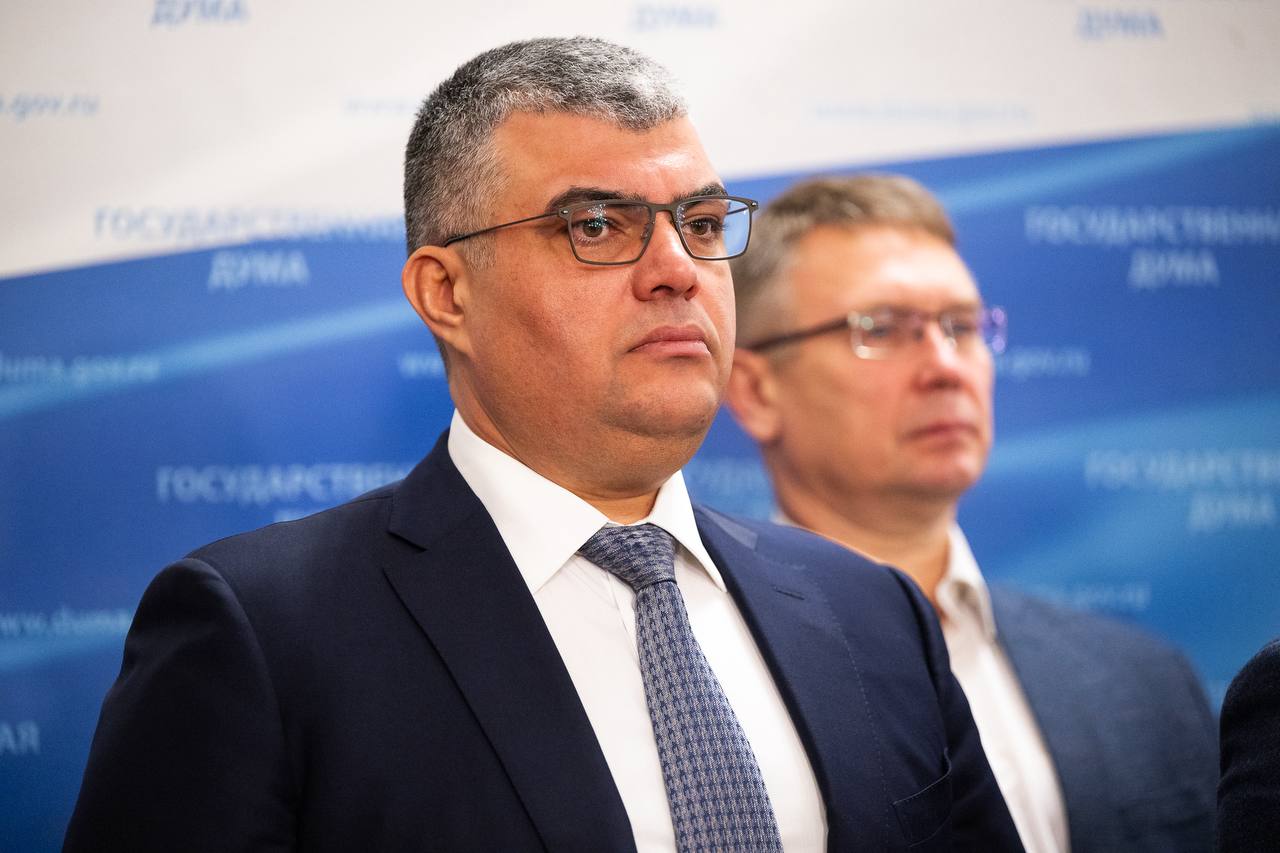 ЛДПР предложила штрафовать за ношение поддельных госнаград. Лица, совершившие такое правонарушение, могут получить предупреждение или штраф на сумму от 1 тысячи до 1,5 тысячи рублей с конфискацией фальшивых медалей и орденов. Соответствующий законопроект внесли на рассмотрение Государственной Думы 22 мая 2025 года. «Я считаю, что наш законопроект о внесении изменений в Кодекс Российской Федерации об административных правонарушениях необходим для борьбы с ношением поддельных государственных наград и их муляжей. Сегодня законодательство предусматривает уголовную и административную ответственность за ношение оригинальных наград, не принадлежащих гражданину. А в части ношения поддельных наград ответственность не предусмотрена. Поэтому наша фракция предлагает установить административную ответственность – предупреждение или штраф от 1 тысячи до 1,5 тысячи рублей с конфискацией, чтобы снизить распространение подделок. Я убеждён, что ношение фальшивых наград оскорбляет тех, кто действительно заслужил свои награды тяжёлым трудом, и умаляет их заслуги. Введение таких мер поможет укрепить уважение к государственным наградам и повысить эффективность правового регулирования в этой сфере», – рассказал депутат фракции ЛДПР Каплан Панеш. Сегодня законодательство устанавливает административную ответственность за ношение орденов, медалей, нагрудных знаков к почётным званиям, а также знаков отличия РФ, РСФСР, СССР и соответствующих лент лицами, не имеющими на это право. При этом незаконная покупка или продажа госнаграды рассматривается как уголовное преступление. Не удастся избежать ответственности и тем, кто изготавливает поддельные знаки, которые имеют сходство или похожее название с действующими наградами. При этом норма, запрещающая носить фальшивые ордена и медали, сейчас отсутствует.