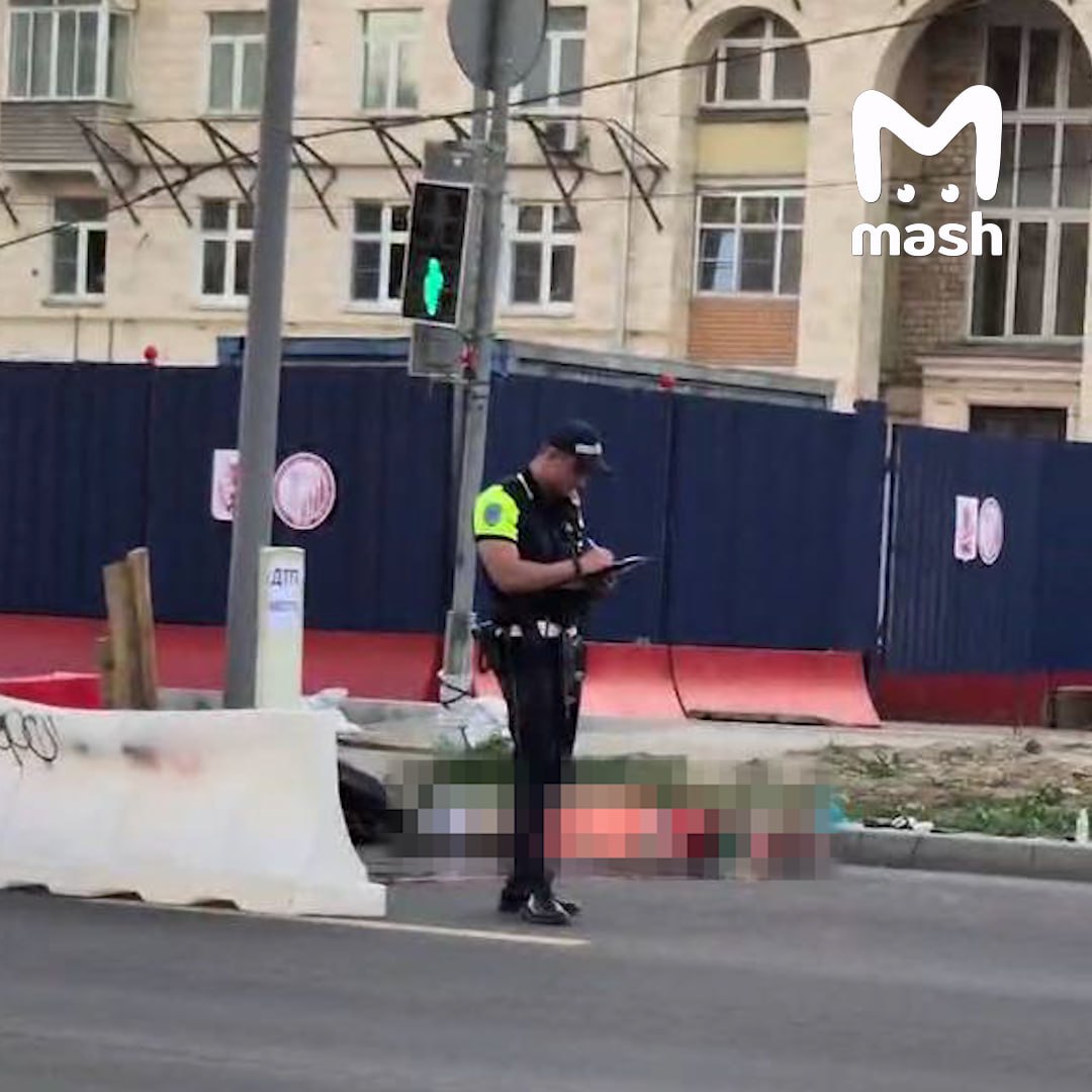 Машина переехала мужчину на пешеходном переходе в Москве. Предварительно, до этого он упал в обморок из-за сильной жары. ЧП произошло на Ленинском проспекте. Как рассказывают очевидцы, мужчина стоял на светофоре и ждал зелёного, чтобы перейти дорогу. В моменте ему стало плохо — он упал в обморок. Водитель "ниссана" не заметил пешехода и наехал на него. От полученных травм он скончался.