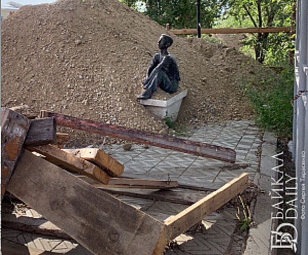 В Улан-Удэ жильцы домов на ул. Пушкина и других недовольны ремонтом тепломагистрали №3 в Железнодорожном районе. Его начали летом 2022-го. Реконструкция длилась больше года, и до сих пор люди живут «в сраче и бардаке». - В апреле увидели, что зашевелились.., уложили, наконец, асфальт, но о людях не подумали... – лужа по щиколотку, а то и по колено – возмутились горожане. Бронзовый студент у входа в БГСХА «лишился» своей собаки. Часть скульптурной композиции была засыпана грунтом. Четвероногого друга так и не вернули на место. Исчез и «Фонтан знаний», на который задумчиво смотрел паренёк. - Возле «сельхозки» был приятный фонтанчик, где дети кормили голубей, катались на велосипедах и самокатах. Деревья там вырубили, фонтан снесли. Осталась только скамейка со студентиком. Даже собачку, видимо, украли. Делают проезжую часть – пыль столбом. Просто дорогу, по которой будут гонять автомобили. Те, кто это спланировал, просто ненавидят людей и детей! – резюмировали местные жители. Фото Сергея Тарасенко.