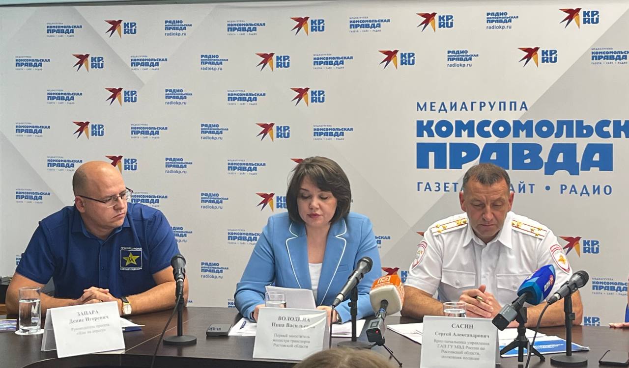 В Ростовской области отремонтируют 150 участков подъездных дорог к школам и детсадам Об этом сообщила первый замминистра транспорта Ростовской области Инна Володина на пресс-конференции, посвященной старту социальной кампании «Продвижение безопасности». Данная программа охватит 40 регионов России и продлится до декабря. Инна Володина осветила деятельность министерства по повышению безопасности дорожного движения, включая мероприятия в рамках нацпроекта «Инфраструктура для жизни», направленные на защиту водителей, пешеходов и других участников. «В этом году в регионе будут завершены ремонты 150 участков дорожной сети общей протяженностью 94 км, обеспечивающих транспортную доступность общеобразовательных учреждений. На эти цели из облбюджета выделены средства в размере 2,7 млрд рублей, работы ведутся в 36 муниципальных образованиях. Еще 23 участка дорог в 14 муниципалитетах, обеспечивающие транспортную доступность школ и детсадов, будут приведены в нормативное состояние в 2026 году», – пояснила Инна Володина. Южная служба новостей