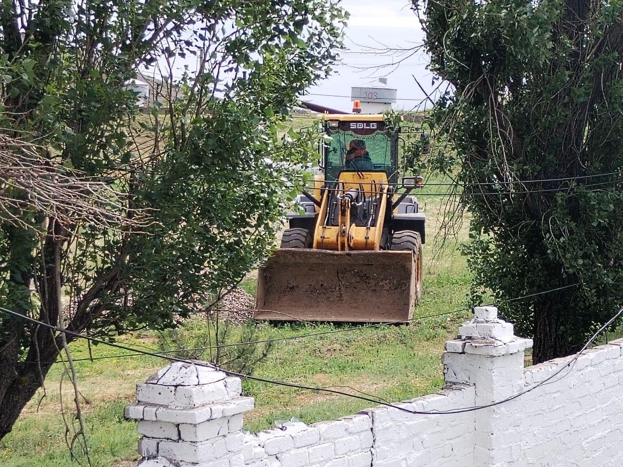 В Ровеньках продолжается капремонт водовода Курган — Новодарьевка Подрядчик уже завершил подготовительные работы на объекте капитального ремонта водопровода. Тяжёлая техника — экскаватор и погрузчик — уже находится на месте. «Общая протяжённость обновляемого участка составит 11,1 километра. Основная масса ремонтных работ пройдёт методом протяжки новой трубы внутри старой «труба в трубу» . Лишь небольшой участок длиной примерно 0,6 километра заменят открытым способом на новом участке трассы вне территории промышленной застройки», — рассказали в Министерстве строительства и ЖКХ Республики Коми. Проект обеспечит стабильное снабжение водой жителей пгт. Новодарьевка.